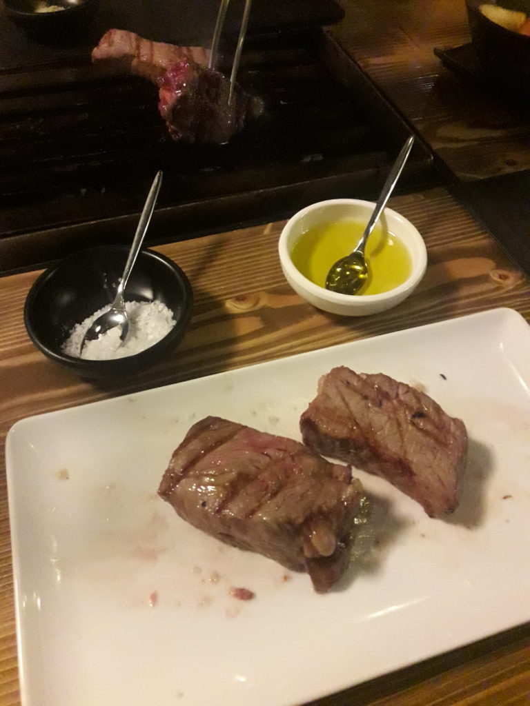 carne con accompagnamento di olio e salse