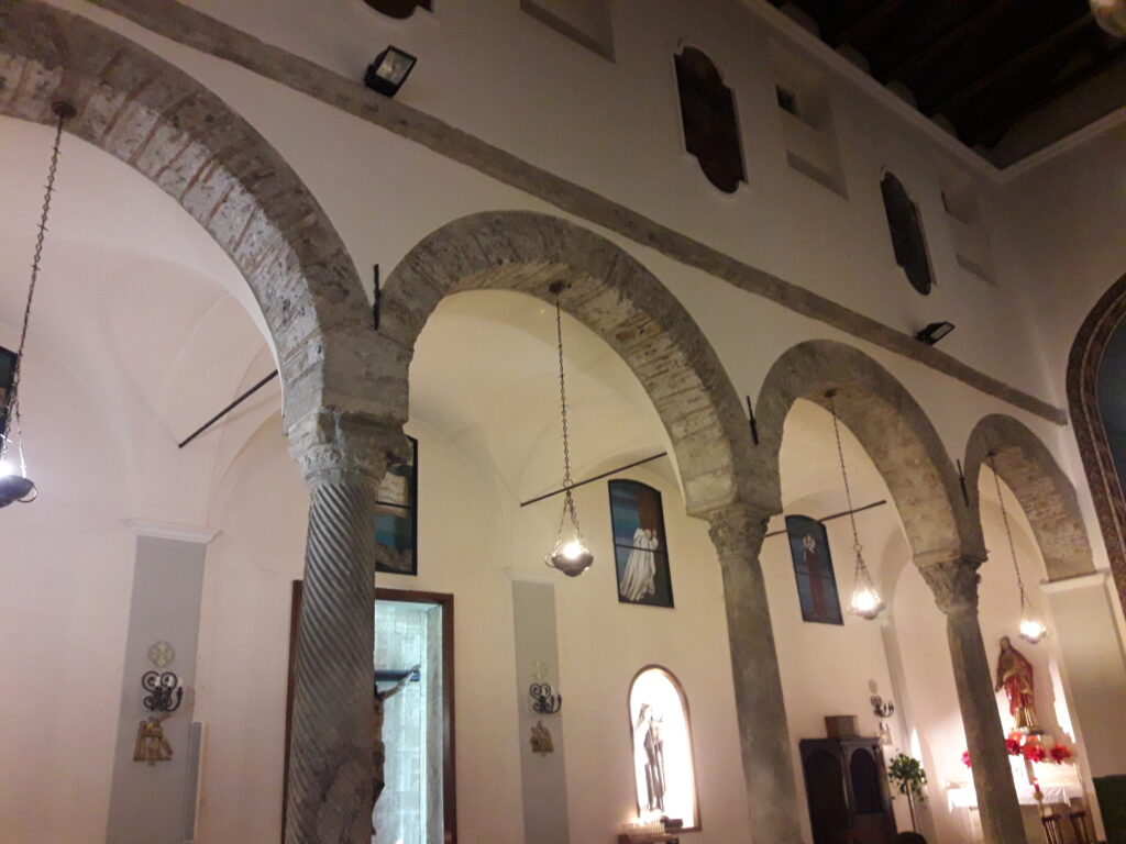 navata chiesa del santissimo crocifisso